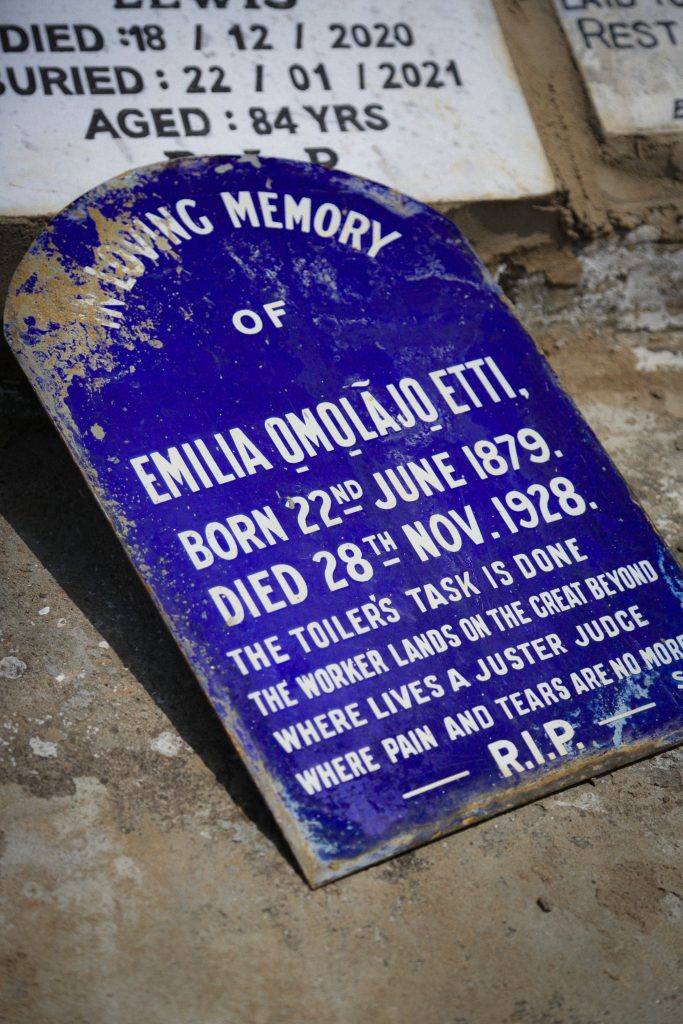 Emilia Omolajo Ẹtti.