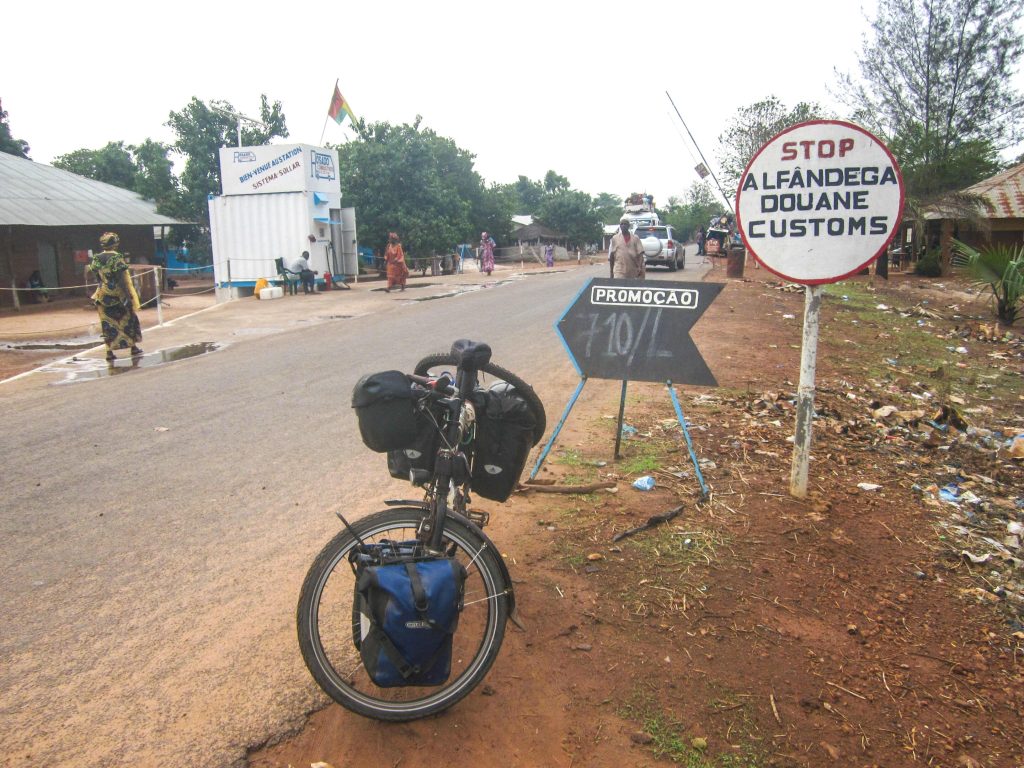 Border crossing between Senegal and Guinea-Bissau, 2013. ALBERT HERRING / WIKIMEDIA.